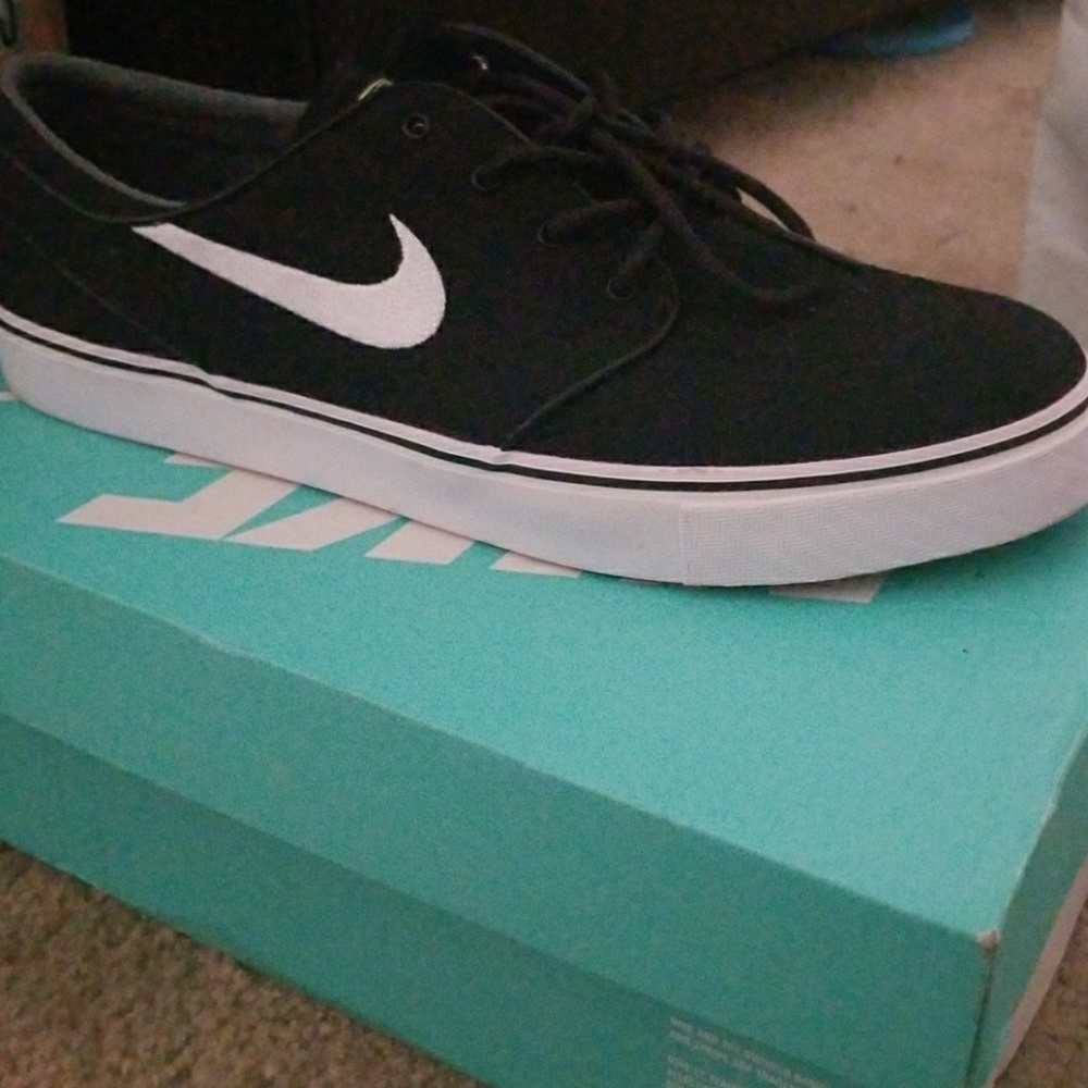 men's nikes size 9.5